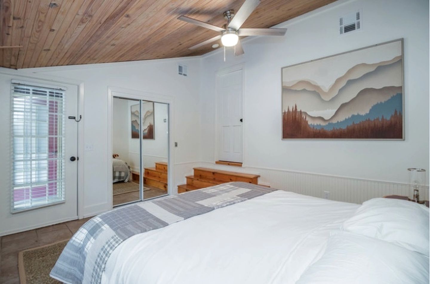 Newly Remodeled Cabin with Lake Views & Grill Patio in Rogers, Arkansas