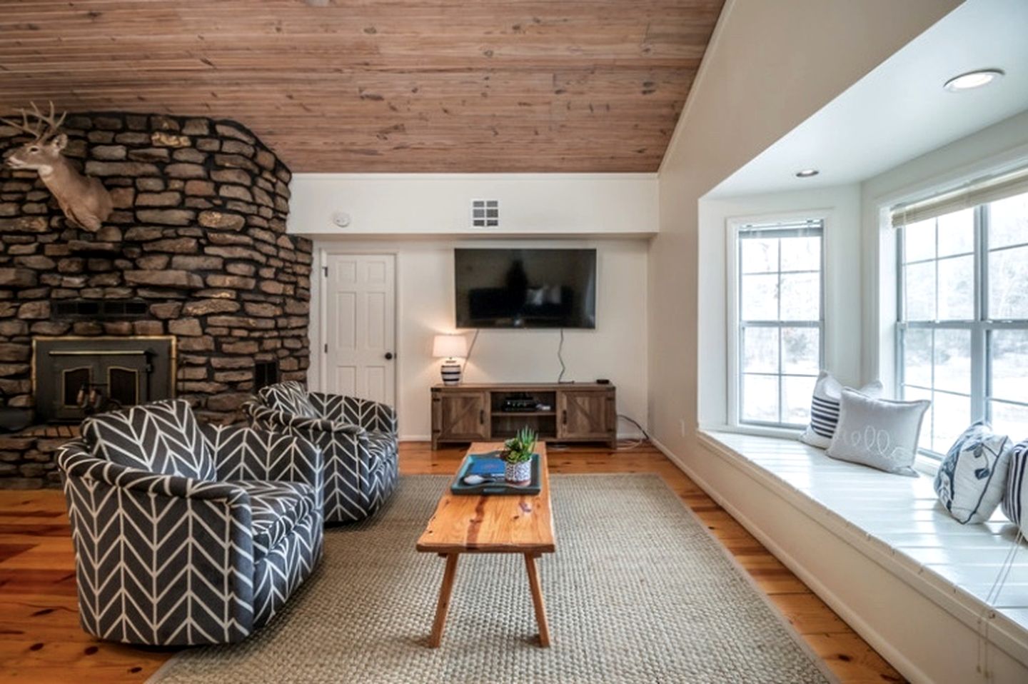 Newly Remodeled Cabin with Lake Views & Grill Patio in Rogers, Arkansas