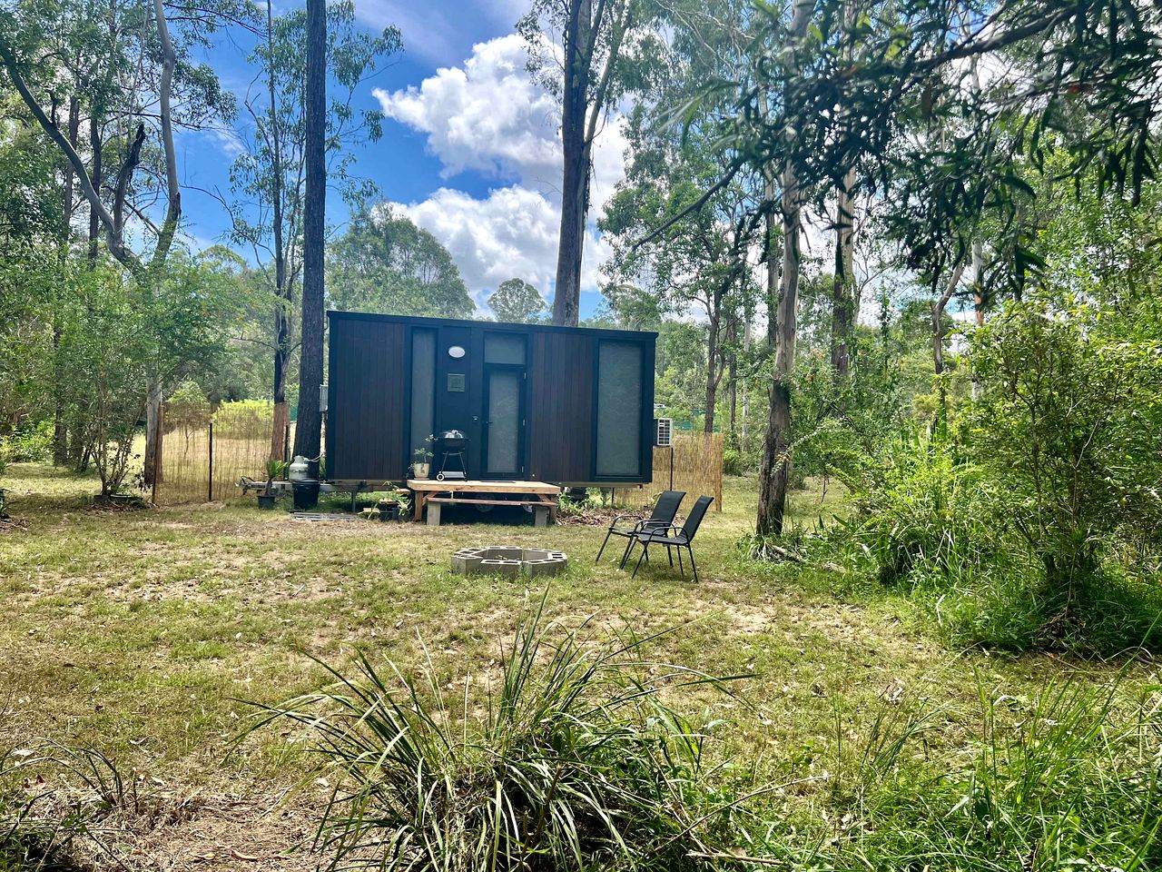 Relaxing Tiny House Escape with Stunning Rocky Creek Views, Nestled in the Foothills of the Bauple Mountains in Glenwood, New South Wales