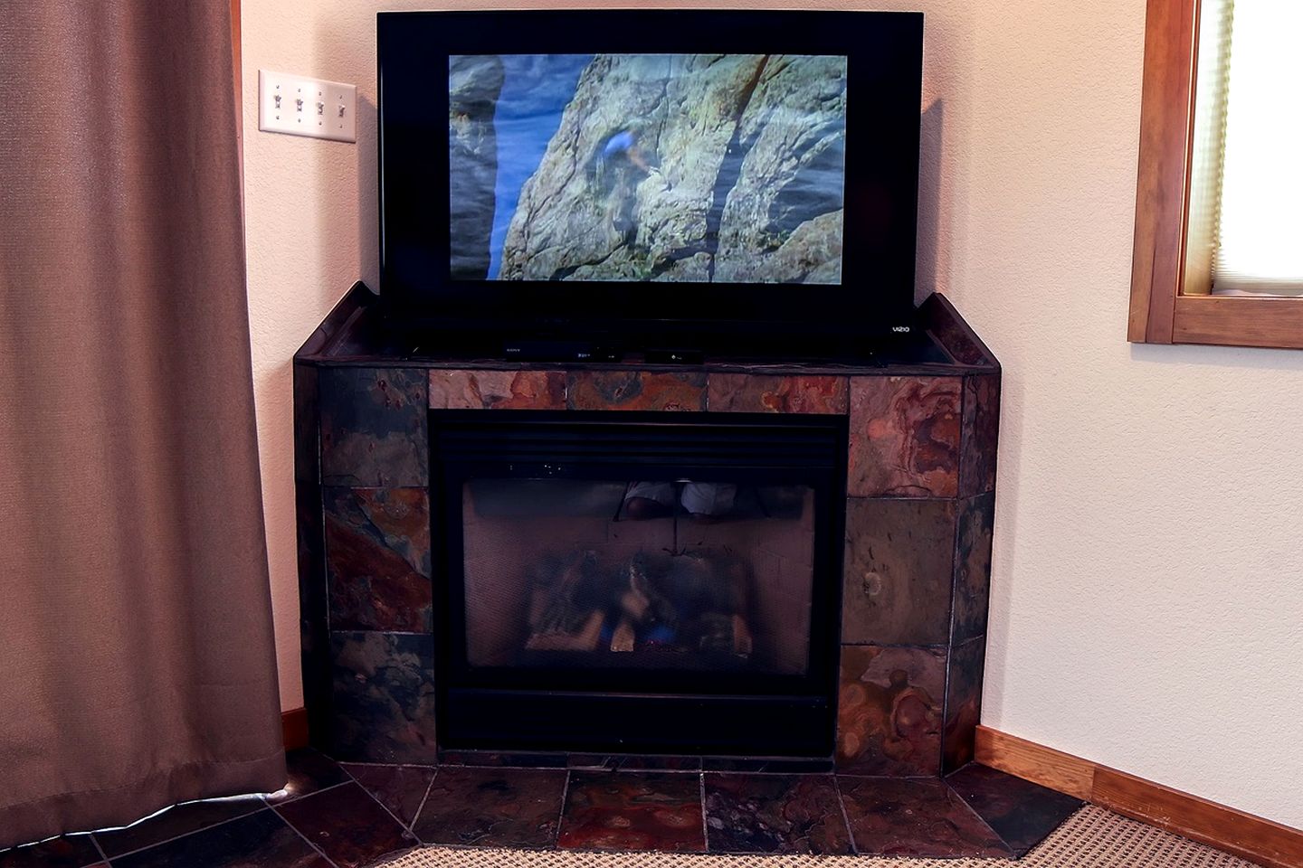 Rustic Cabin with Jacuzzi and Mountain Views in Colorado
