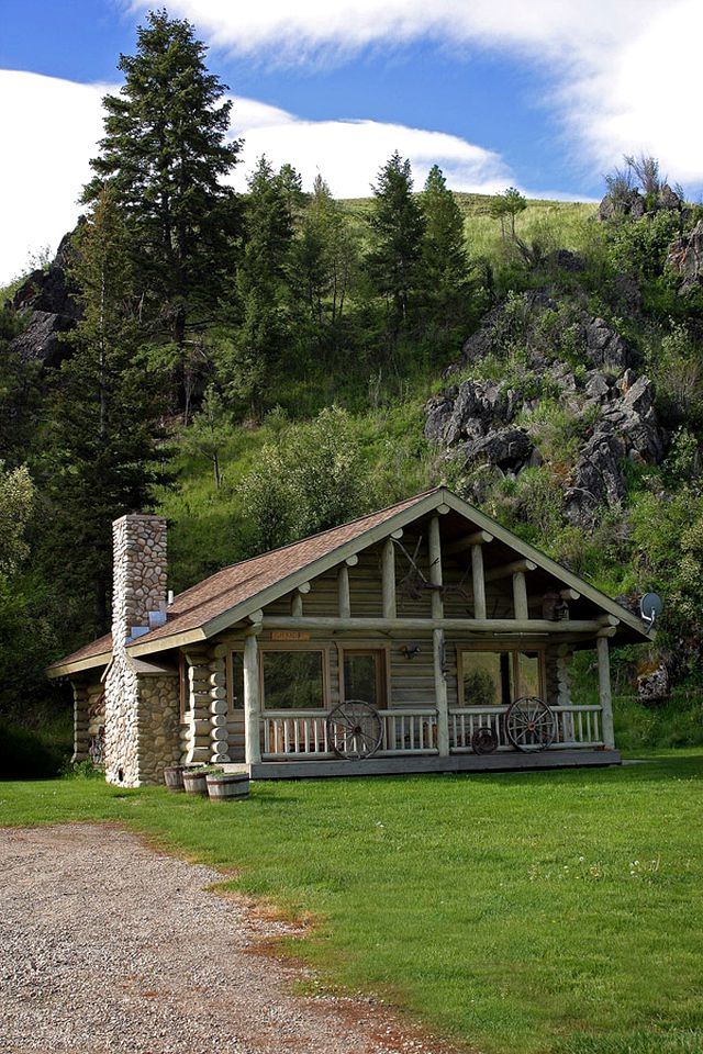 Rocky Mountains Nature Escape: Amazing Log Cabin with a Hot Tub in Darby, MT