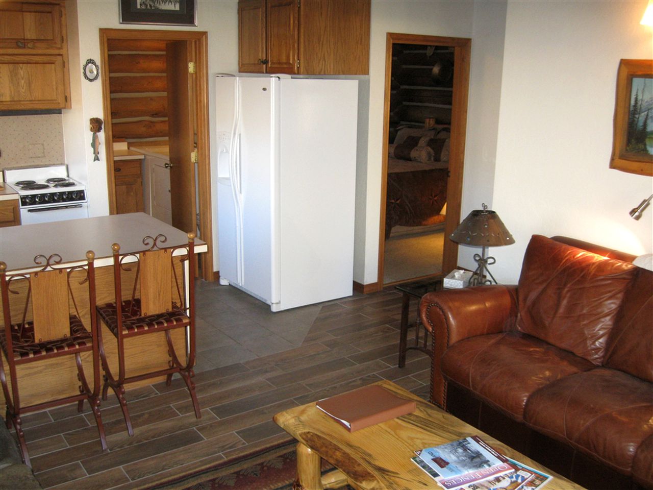 Rocky Mountains Nature Escape: Amazing Log Cabin with a Hot Tub in Darby, MT