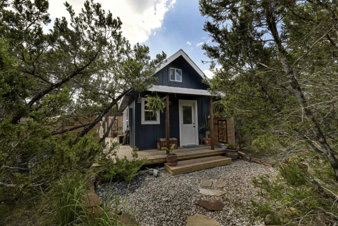 Charming Cabin Rental with a Private Hot Tub near Canyon Lake, Texas