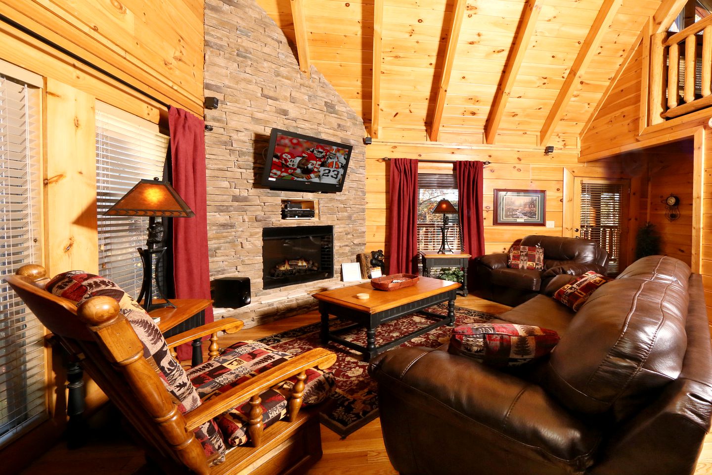 Lovely Cabin with Pool Table, Hot-Tub and Pool in Sevierville, Tennessee