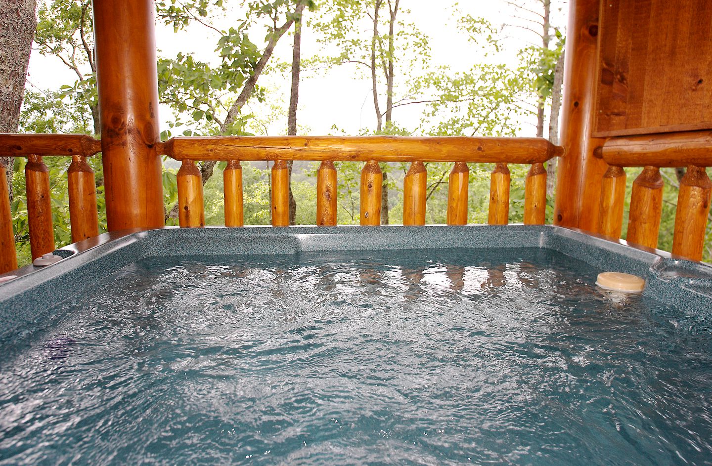 Lovely Cabin with Pool Table, Hot-Tub and Pool in Sevierville, Tennessee