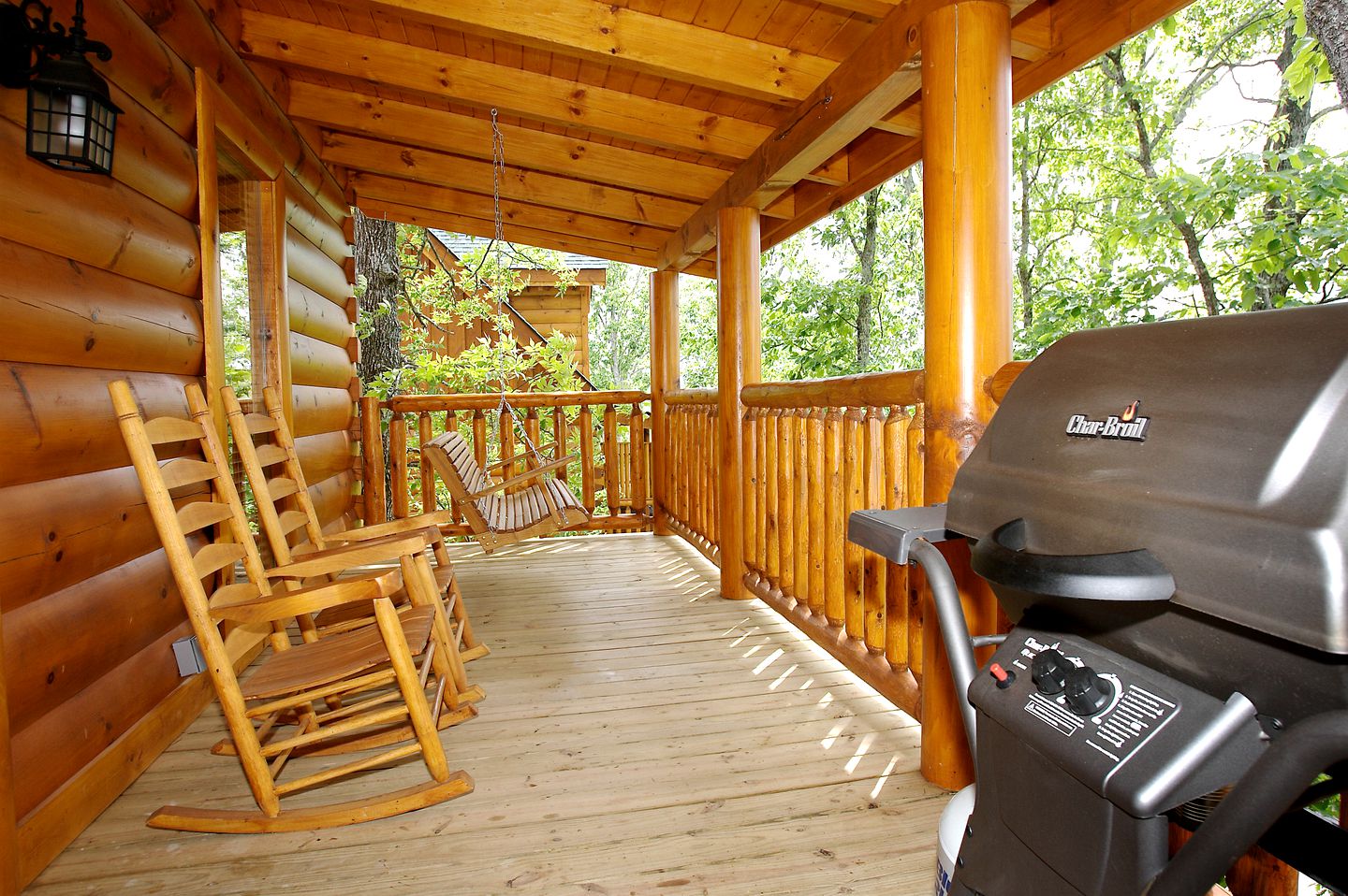 Lovely Cabin with Pool Table, Hot-Tub and Pool in Sevierville, Tennessee