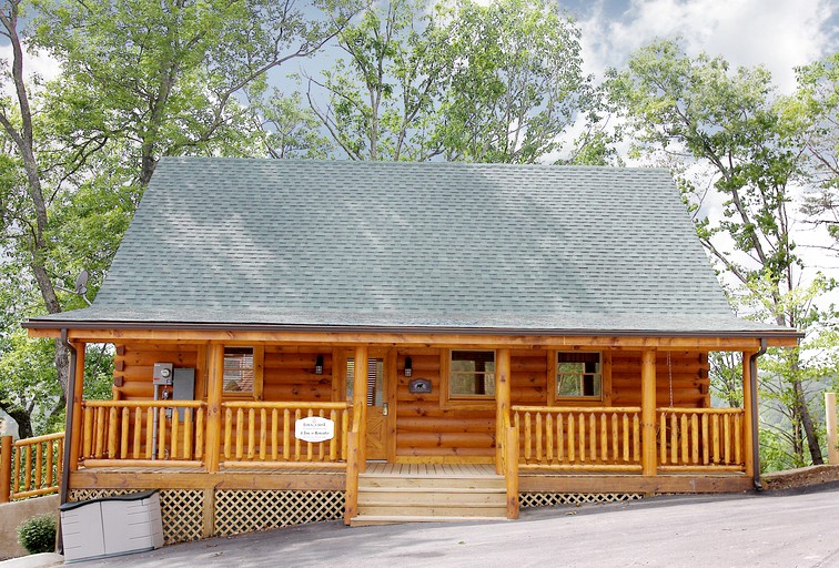Lovely Cabin with Pool Table, Hot-Tub and Pool in Sevierville, Tennessee