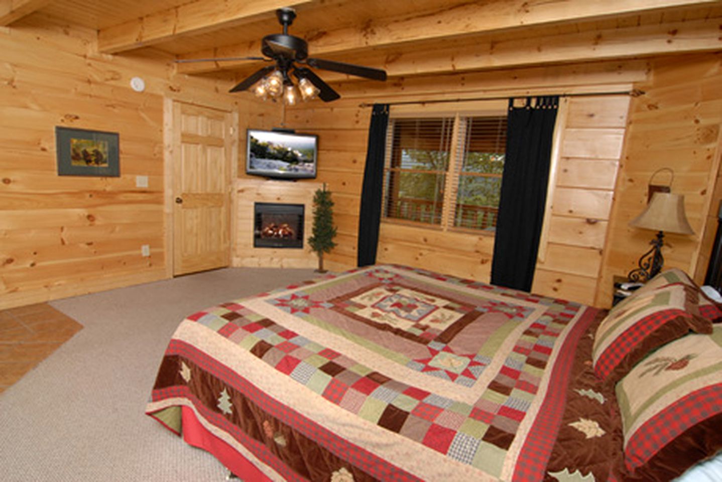 Lovely Cabin with Pool Table, Hot-Tub and Pool in Sevierville, Tennessee