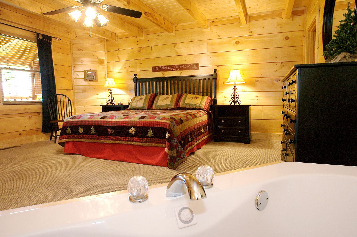 Lovely Cabin with Pool Table, Hot-Tub and Pool in Sevierville, Tennessee
