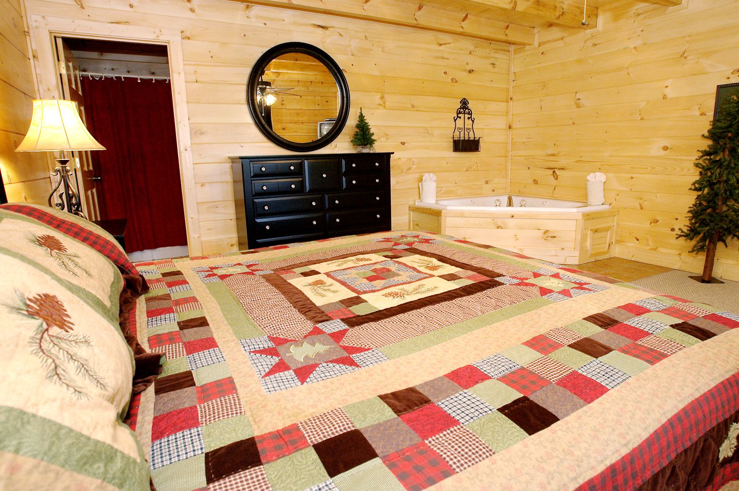 Lovely Cabin with Pool Table, Hot-Tub and Pool in Sevierville, Tennessee