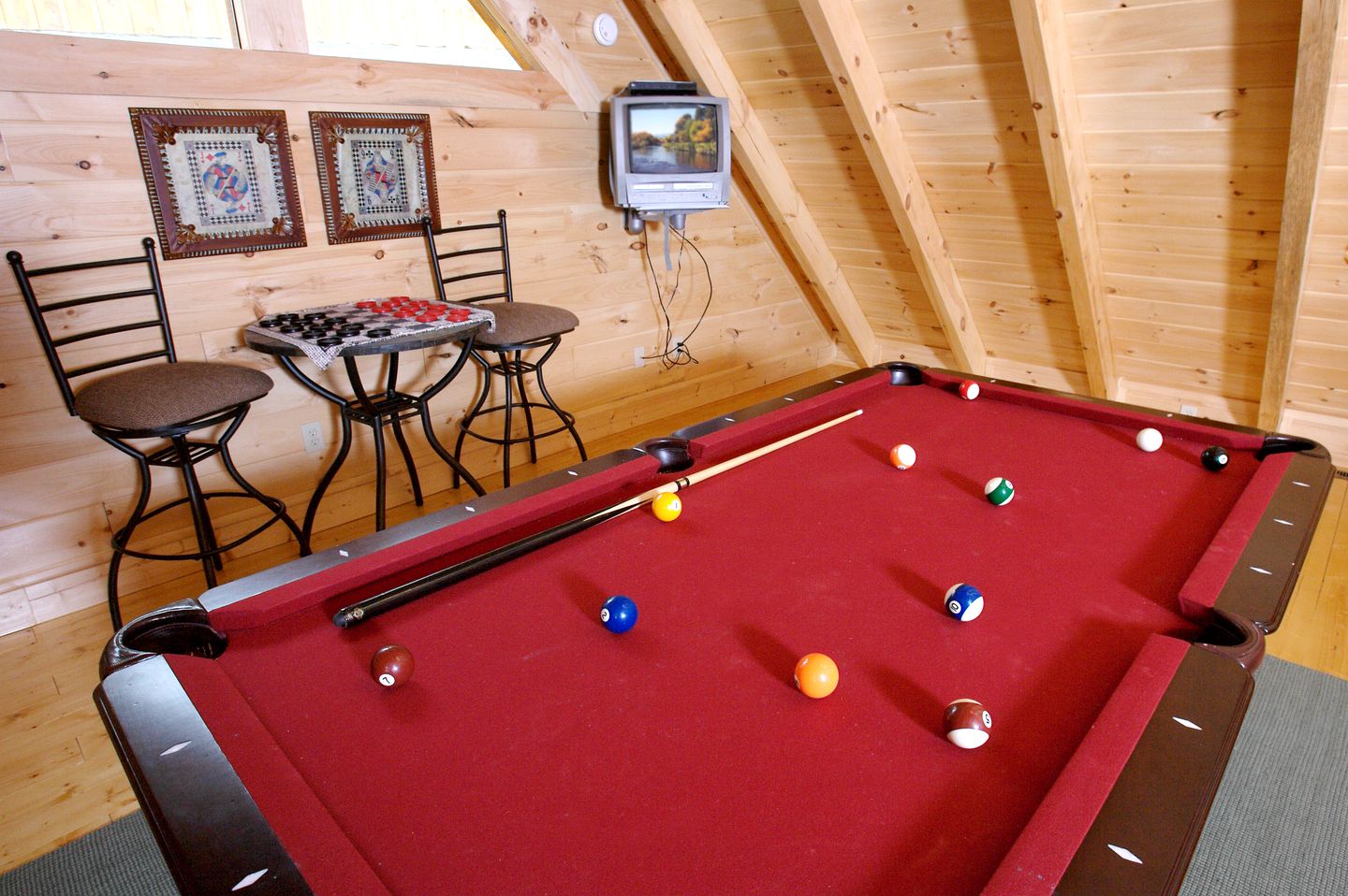 Lovely Cabin with Pool Table, Hot-Tub and Pool in Sevierville, Tennessee