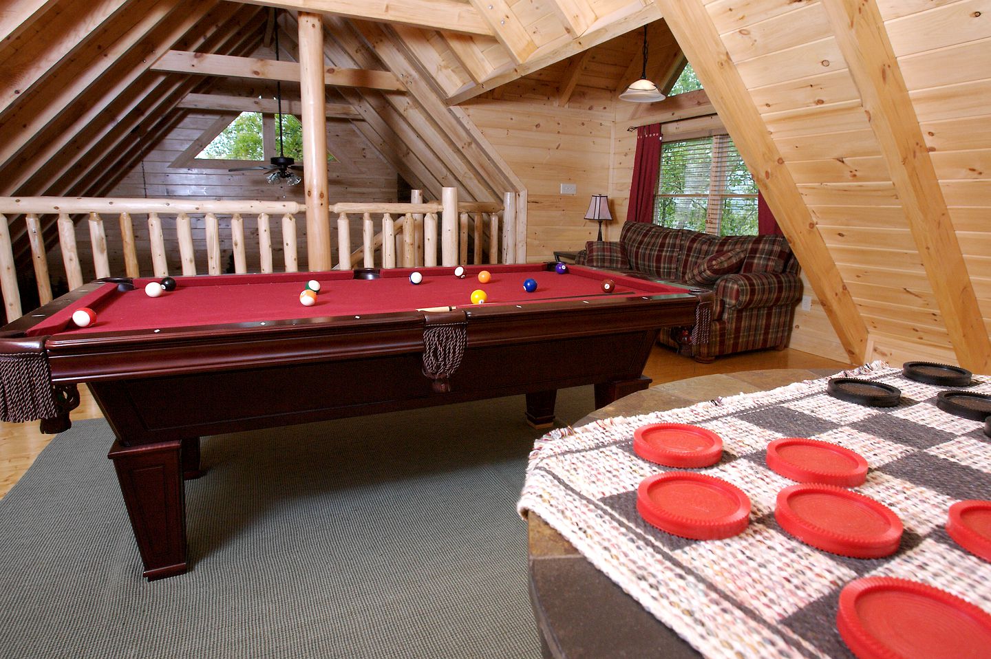 Lovely Cabin with Pool Table, Hot-Tub and Pool in Sevierville, Tennessee