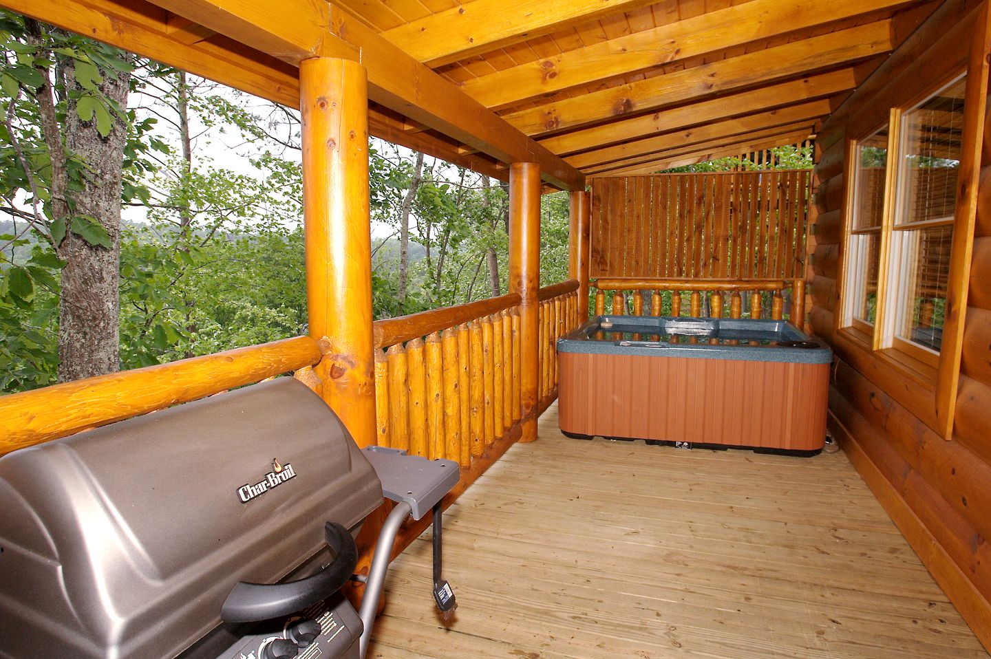 Lovely Cabin with Pool Table, Hot-Tub and Pool in Sevierville, Tennessee