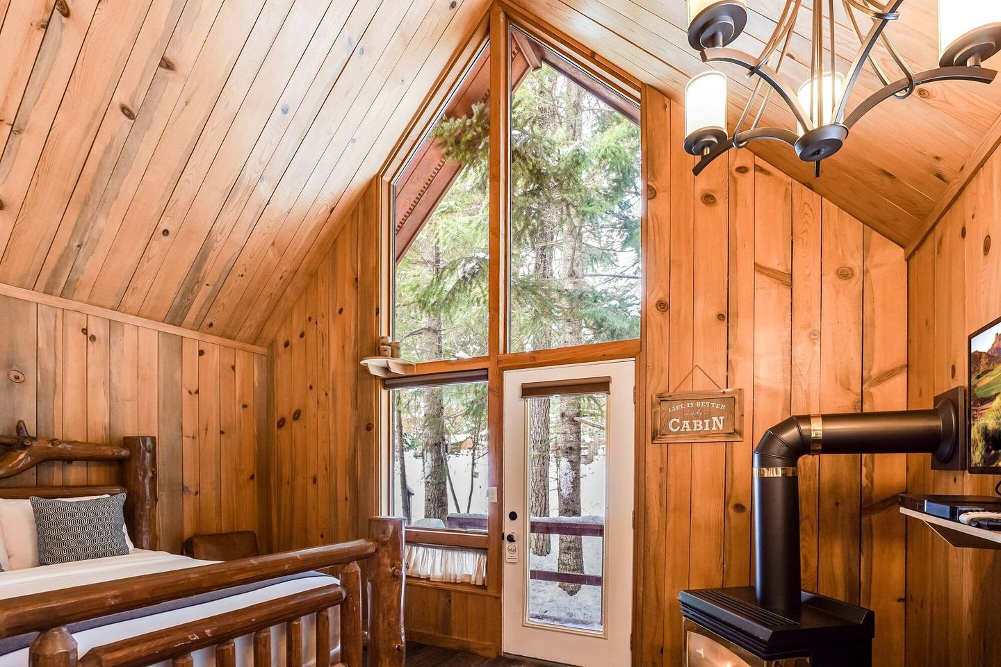 Affordable and Romantic Couples' Cabin Rental near Gifford Pinchot National Forest, Washington
