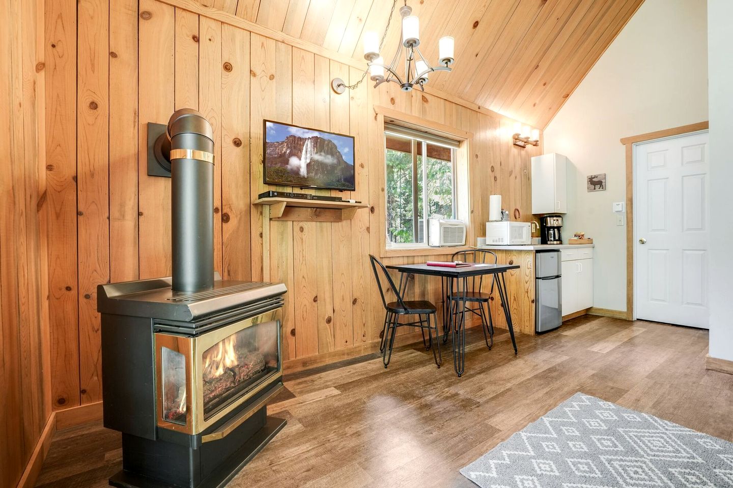 Affordable and Romantic Couples' Cabin Rental near Gifford Pinchot National Forest, Washington