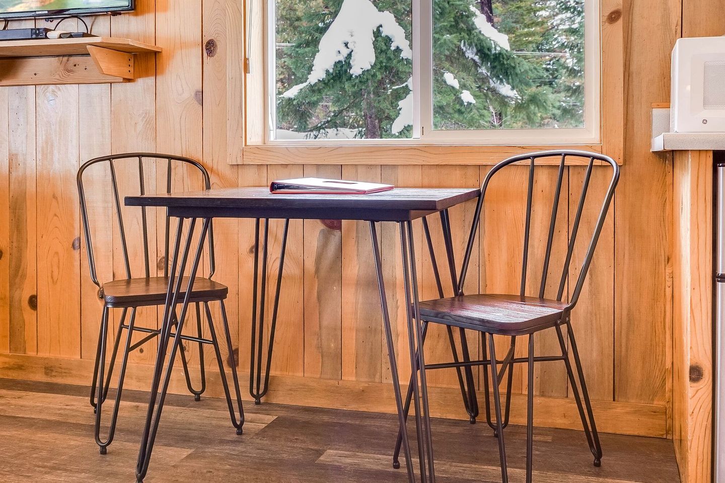 Affordable and Romantic Couples' Cabin Rental near Gifford Pinchot National Forest, Washington