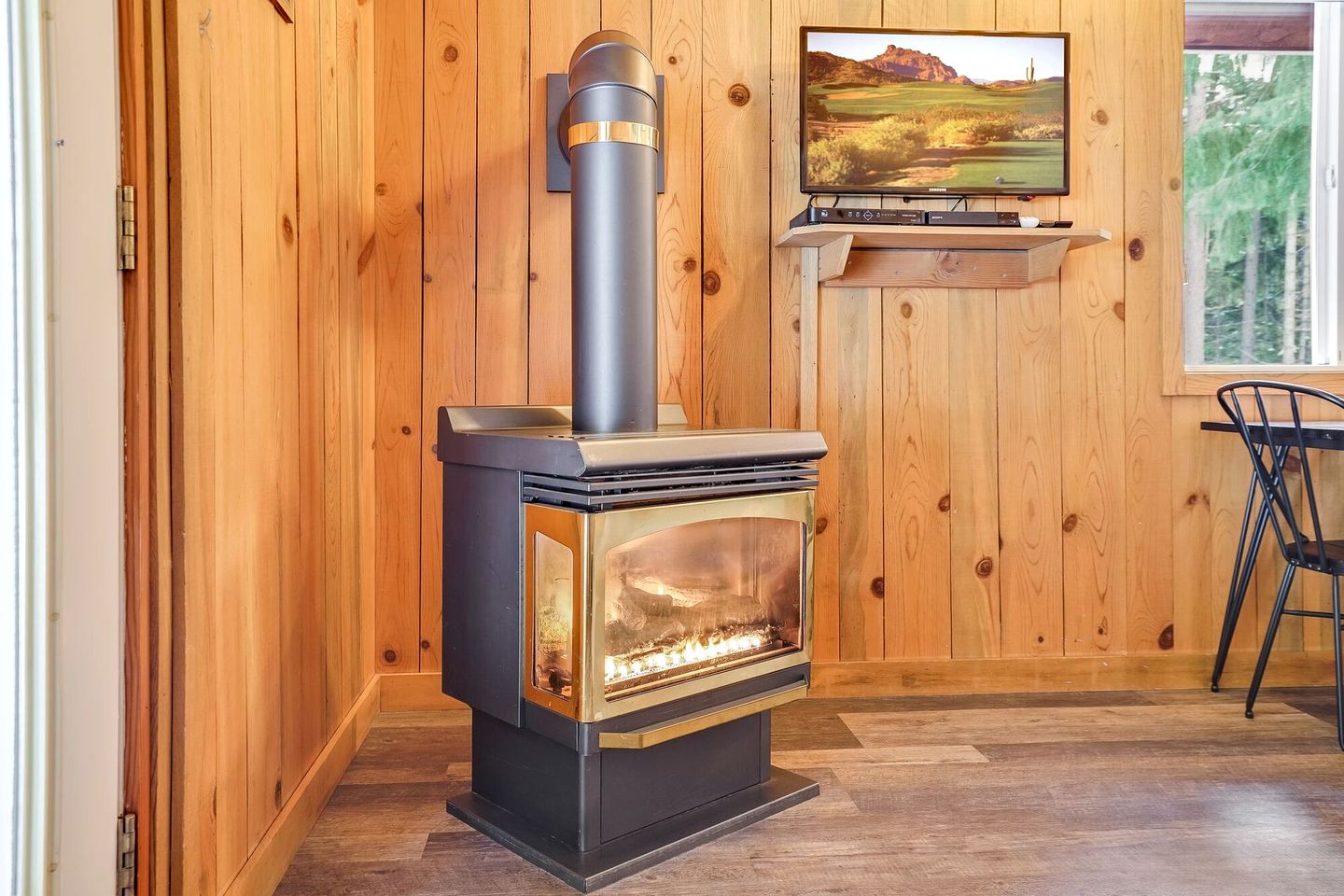 Affordable and Romantic Couples' Cabin Rental near Gifford Pinchot National Forest, Washington