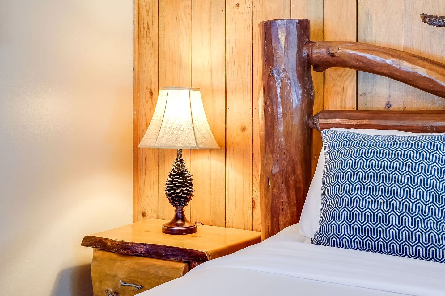 Affordable and Romantic Couples' Cabin Rental near Gifford Pinchot National Forest, Washington