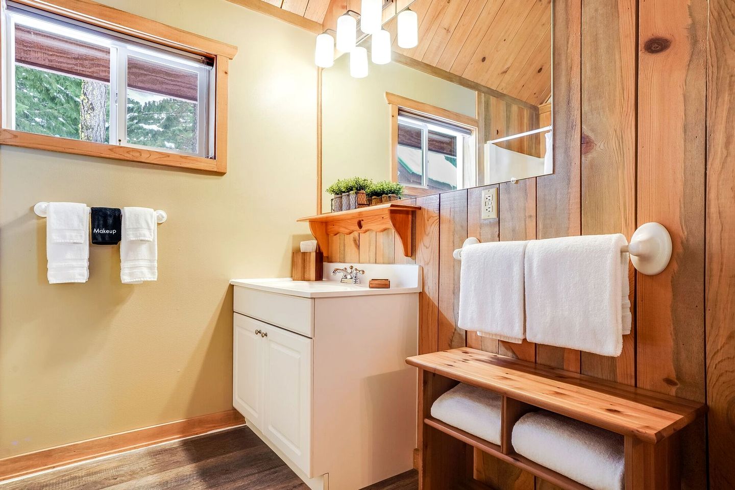 Affordable and Romantic Couples' Cabin Rental near Gifford Pinchot National Forest, Washington