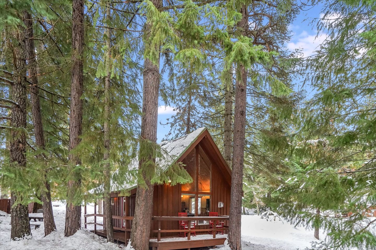 Romantic and Secluded Cabin Rental for Couples' Getaway near Mount Adams, Washington