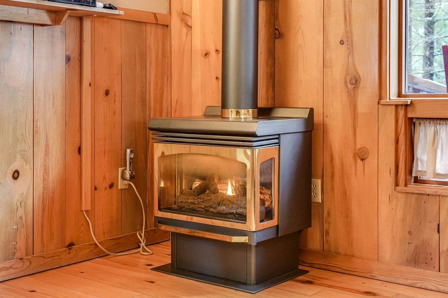 Romantic and Secluded Cabin Rental for Couples' Getaway near Mount Adams, Washington