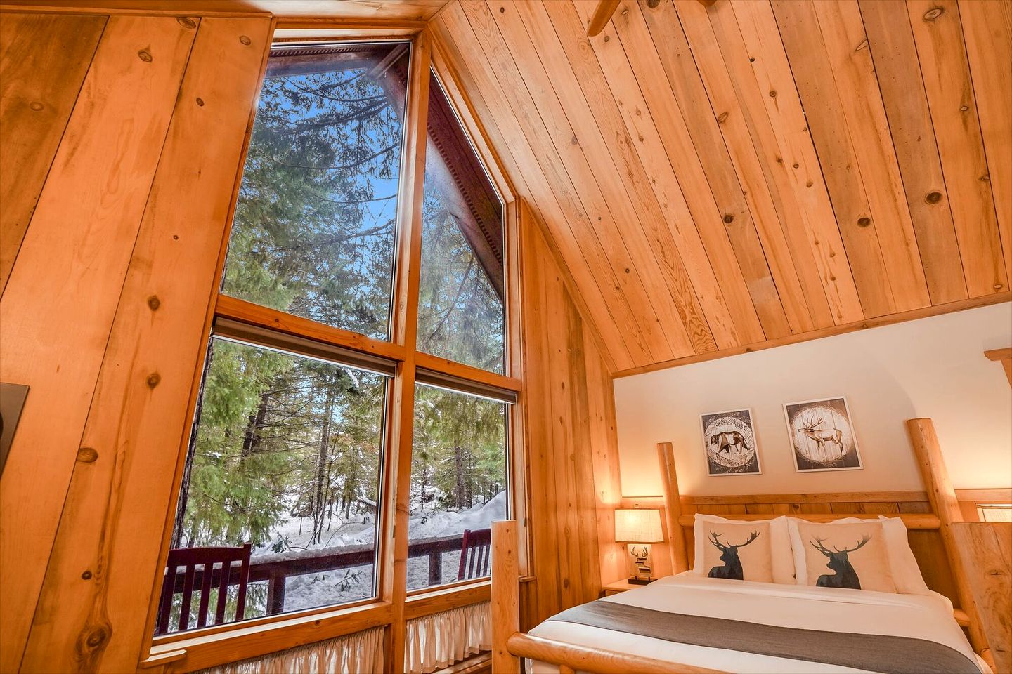 Romantic and Secluded Cabin Rental for Couples' Getaway near Mount Adams, Washington