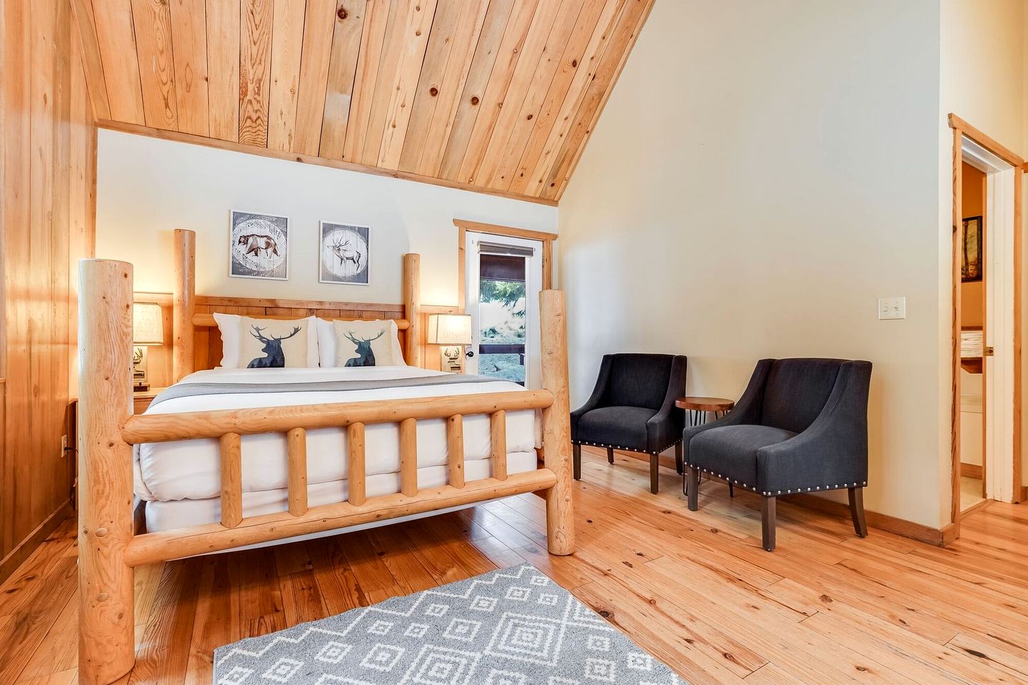 Romantic and Secluded Cabin Rental for Couples' Getaway near Mount Adams, Washington