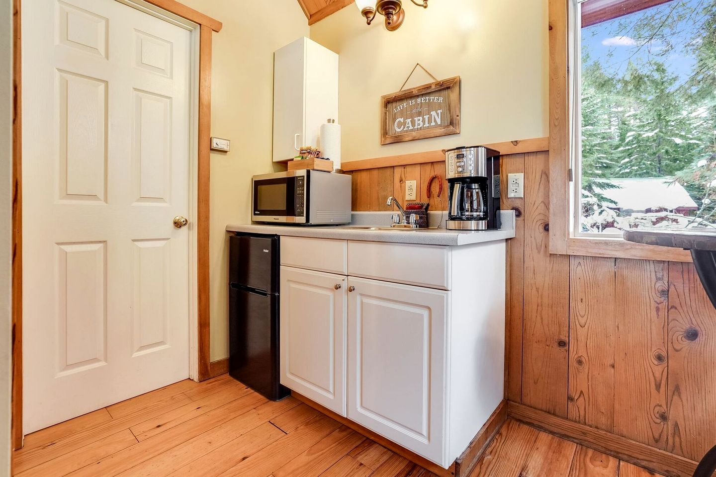 Romantic and Secluded Cabin Rental for Couples' Getaway near Mount Adams, Washington