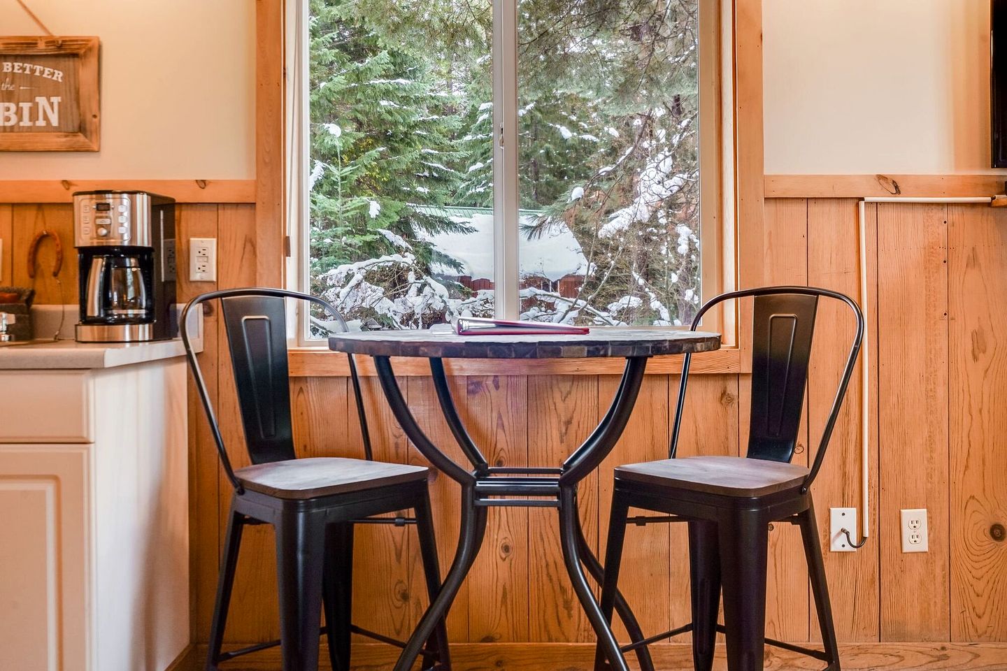 Romantic and Secluded Cabin Rental for Couples' Getaway near Mount Adams, Washington