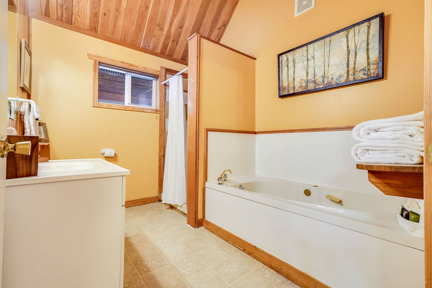 Romantic and Secluded Cabin Rental for Couples' Getaway near Mount Adams, Washington