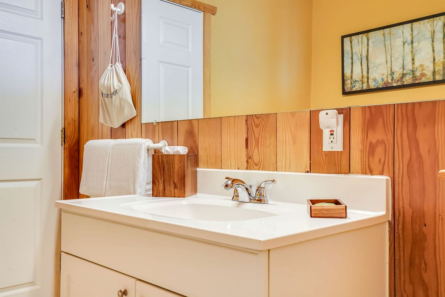 Romantic and Secluded Cabin Rental for Couples' Getaway near Mount Adams, Washington