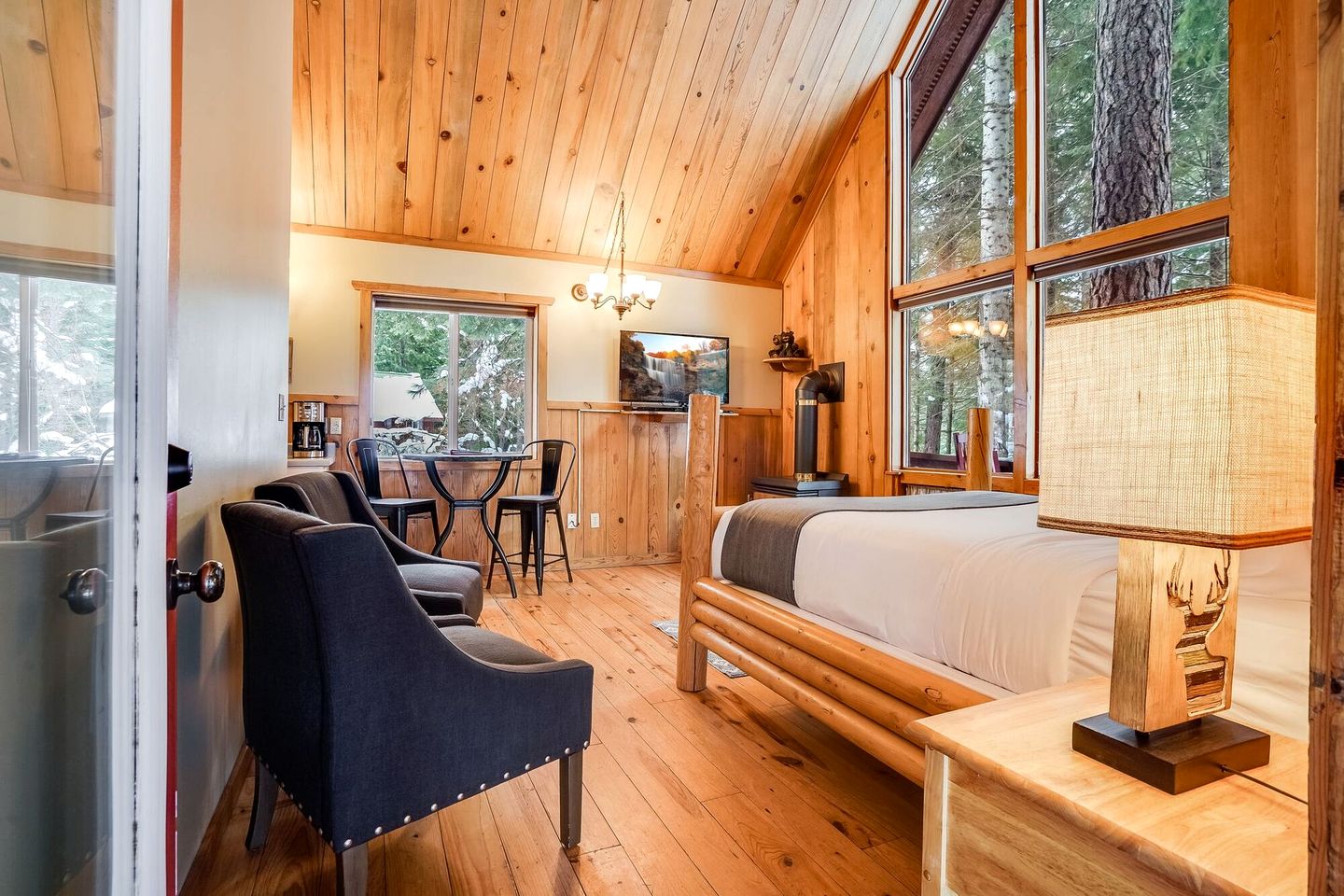 Romantic and Secluded Cabin Rental for Couples' Getaway near Mount Adams, Washington