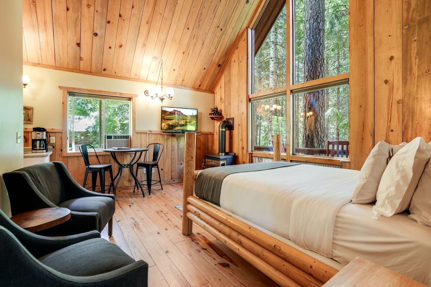 Romantic and Secluded Cabin Rental for Couples' Getaway near Mount Adams, Washington