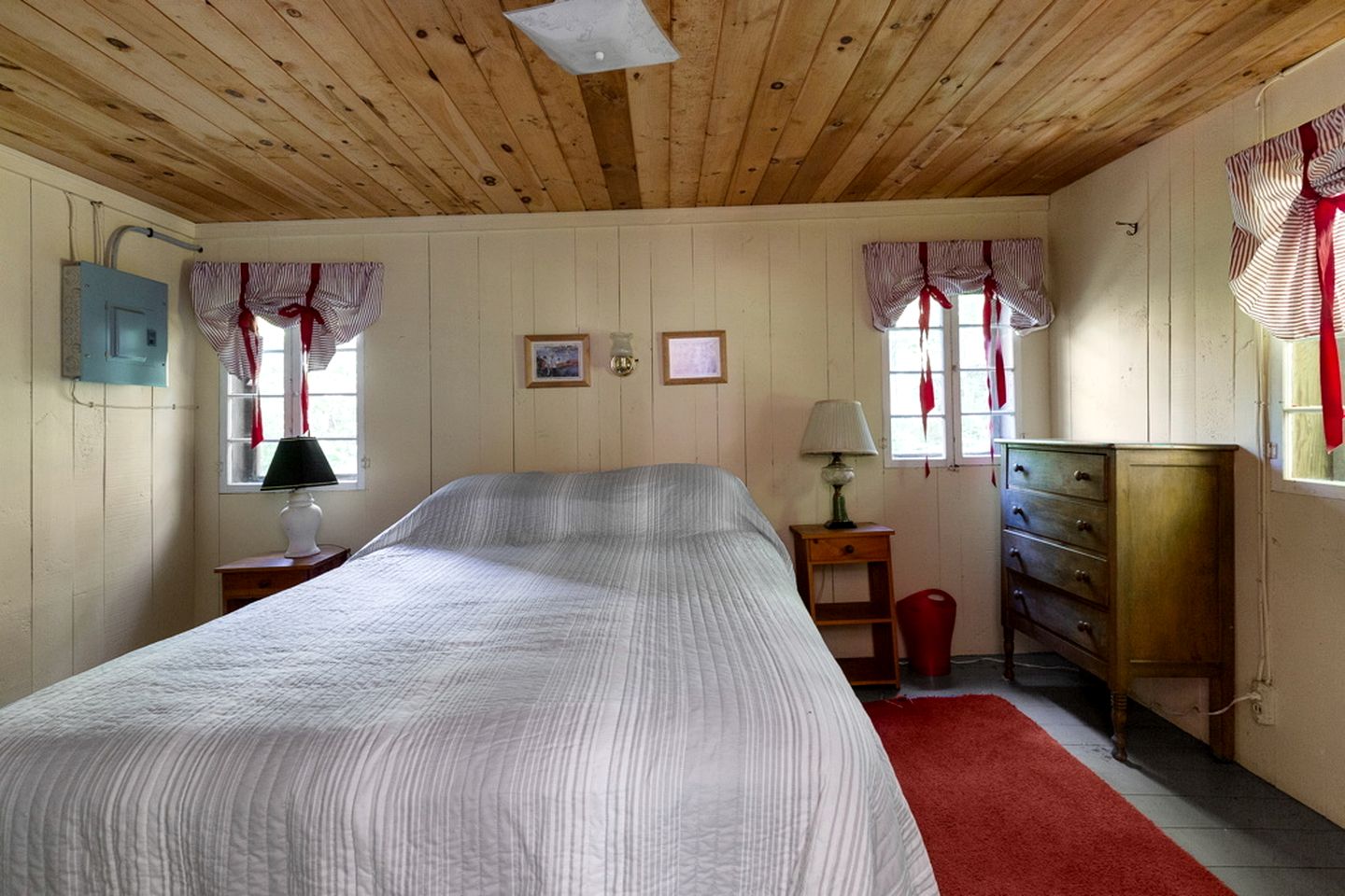 Romantic Couples' Cabin Retreat with Fireplace near White Mountain Forest