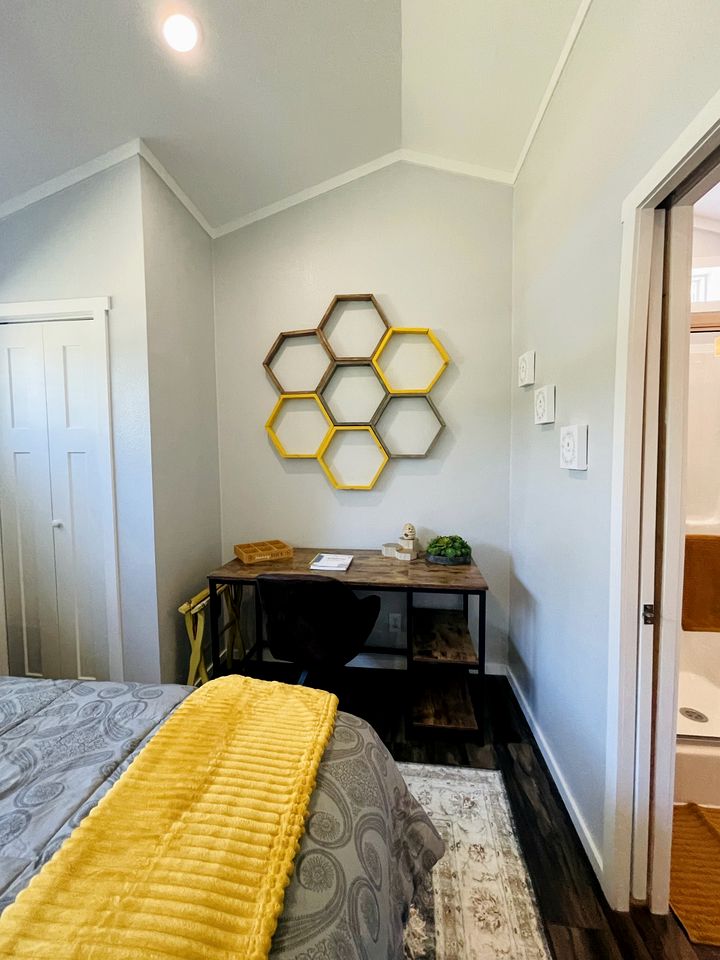 Romantic Cabin with Pond Views Great for Couples in Texas