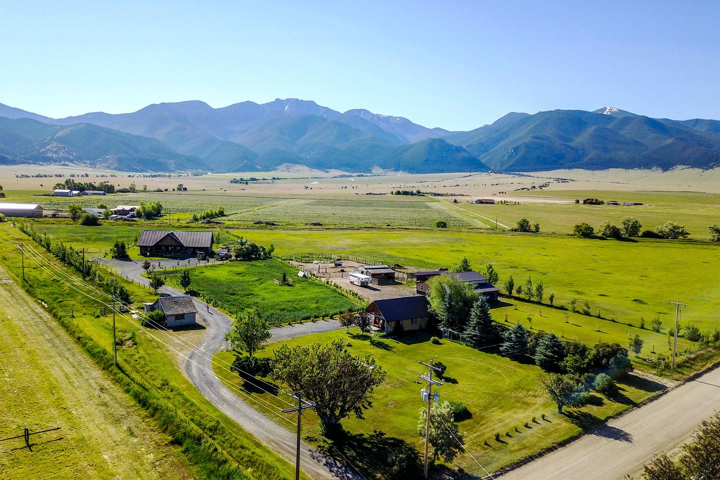 Romantic Cabin Rental with a Delightful Porch near Ennis, Montana