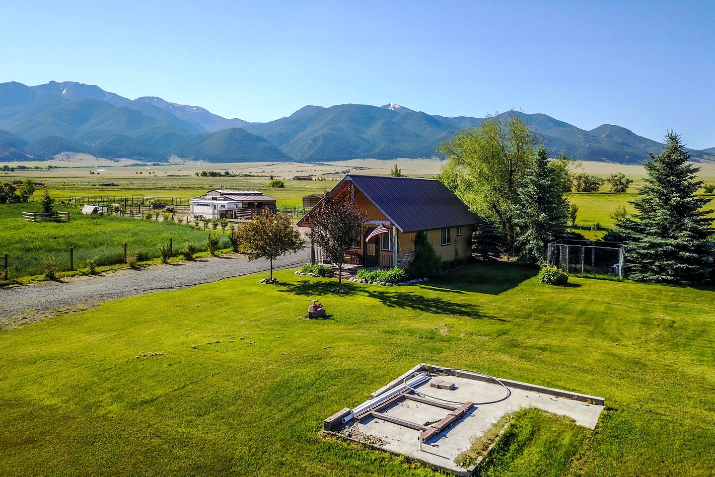 Romantic Cabin Rental with a Delightful Porch near Ennis, Montana