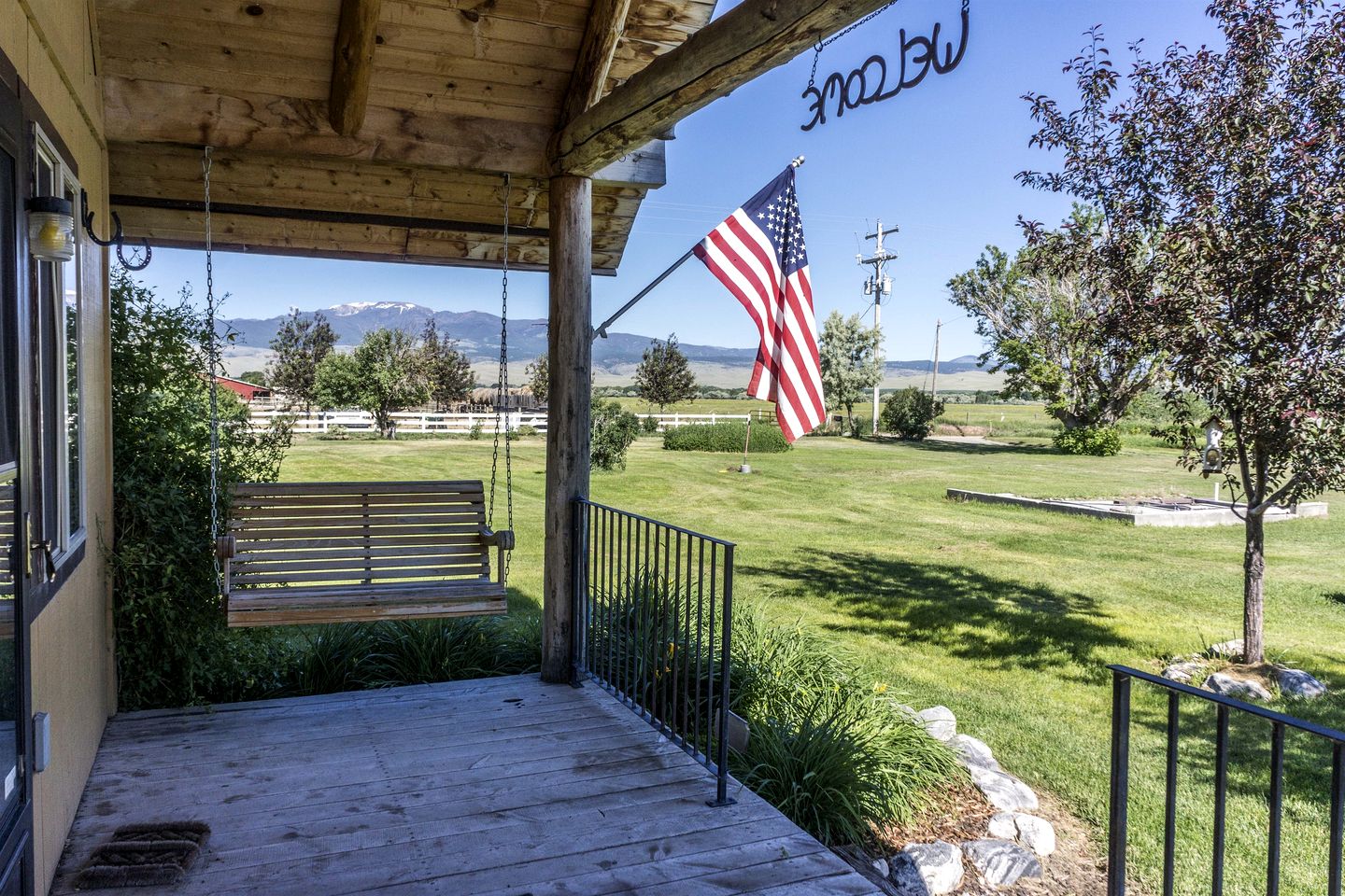 Romantic Cabin Rental with a Delightful Porch near Ennis, Montana