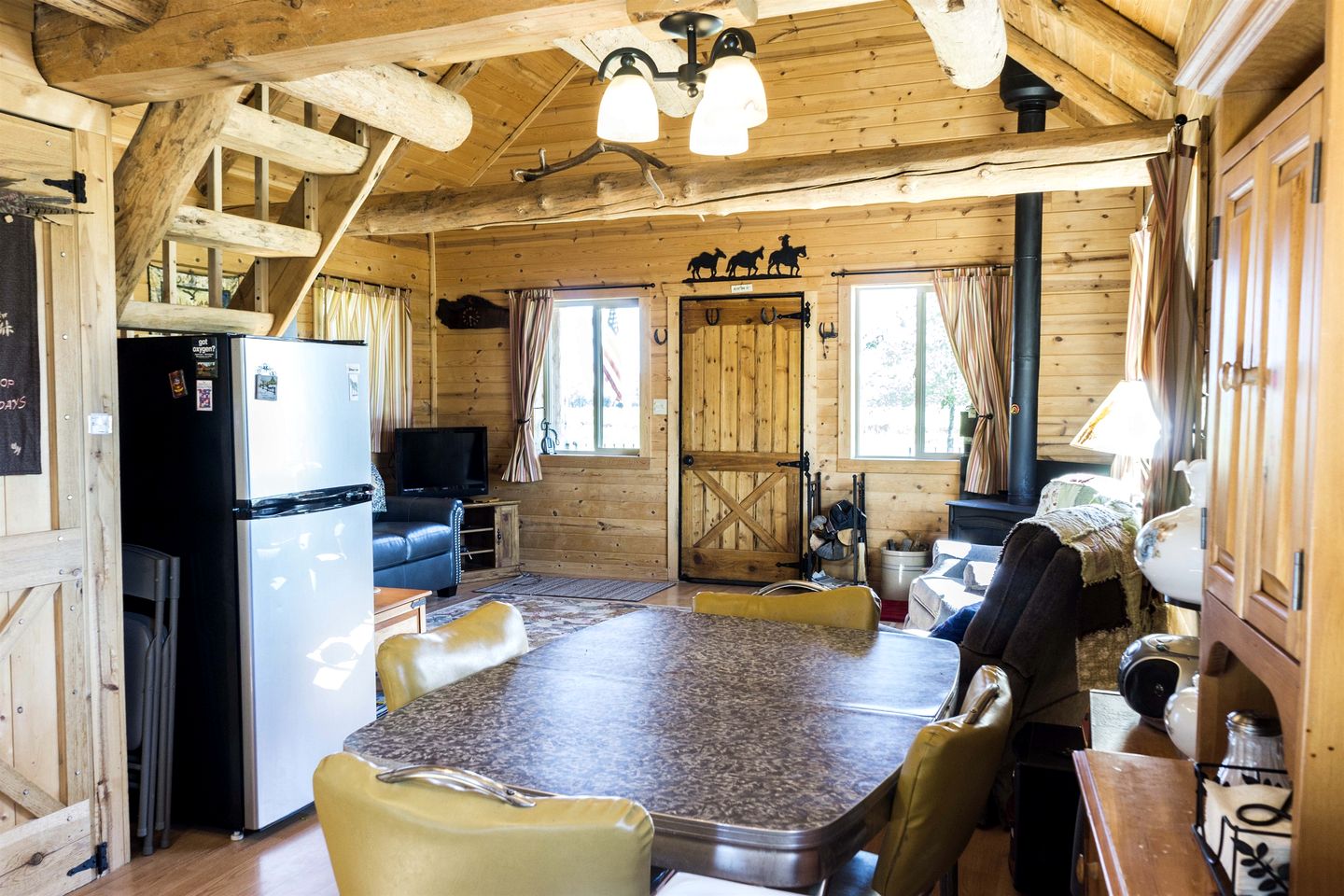 Romantic Cabin Rental with a Delightful Porch near Ennis, Montana