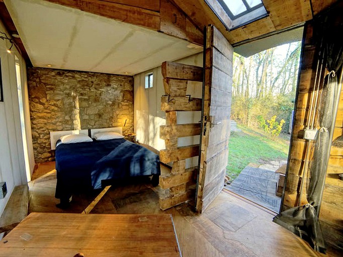 Cabins (Feuillade, Nouvelle-Aquitaine, France)