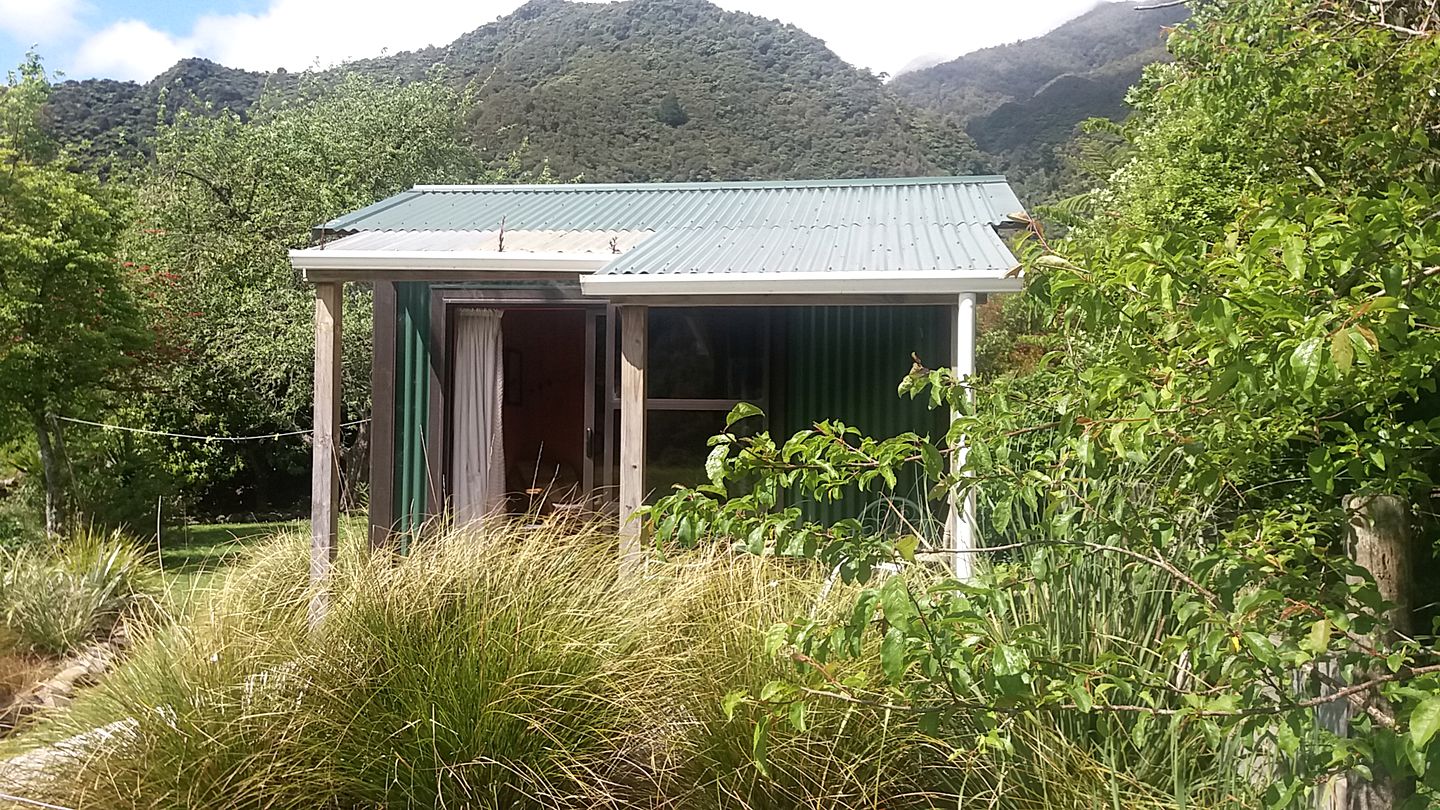 Romantic Cabin Surrounded by Mountains near Takaka, New Zealand