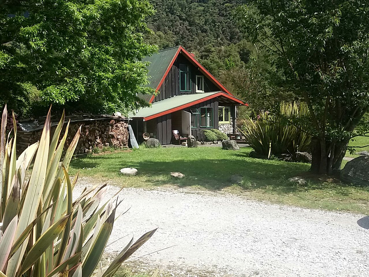 Romantic Cabin Surrounded by Mountains near Takaka, New Zealand