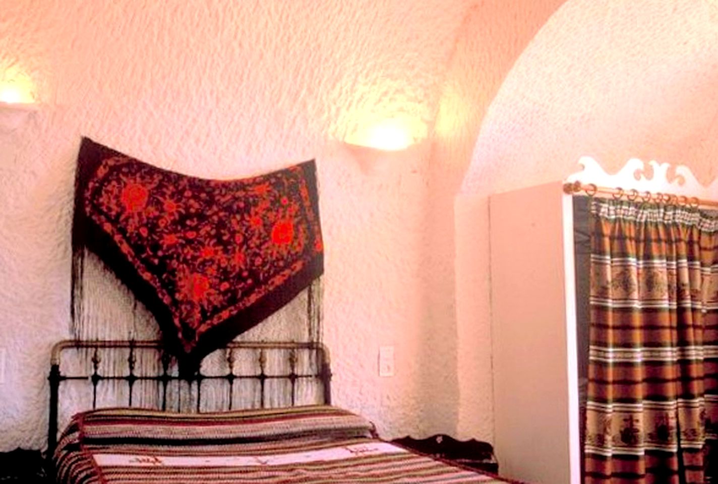 Romantic Cave Getaway with Pool Access near Granada, Spain