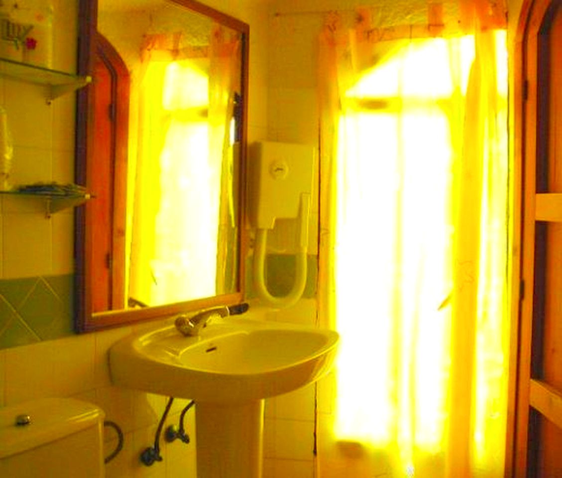 Romantic Cave Getaway with a Jacuzzi near Granada, Spain