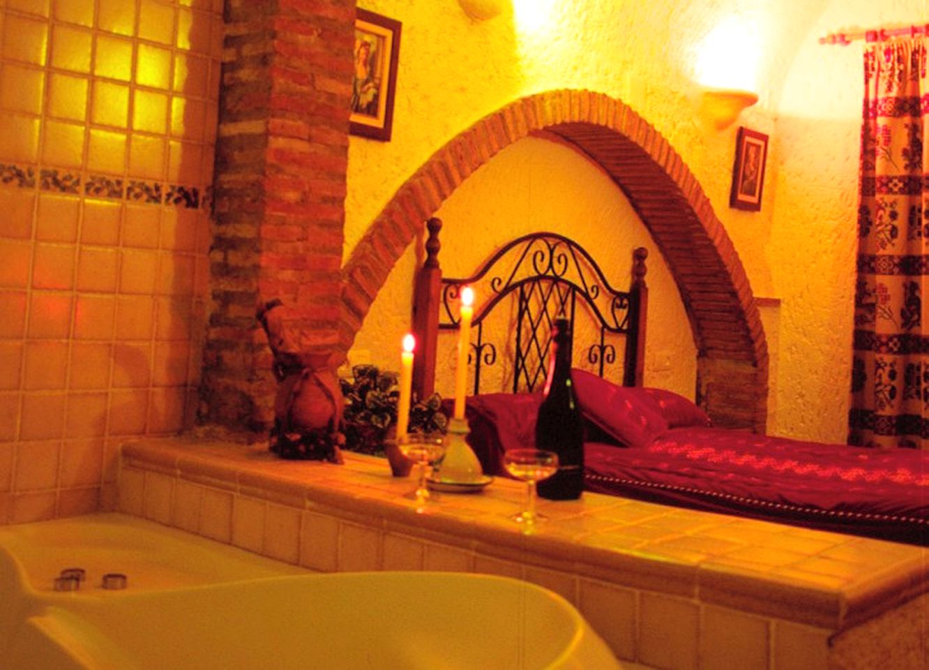 Romantic Cave Getaway with a Jacuzzi near Granada, Spain