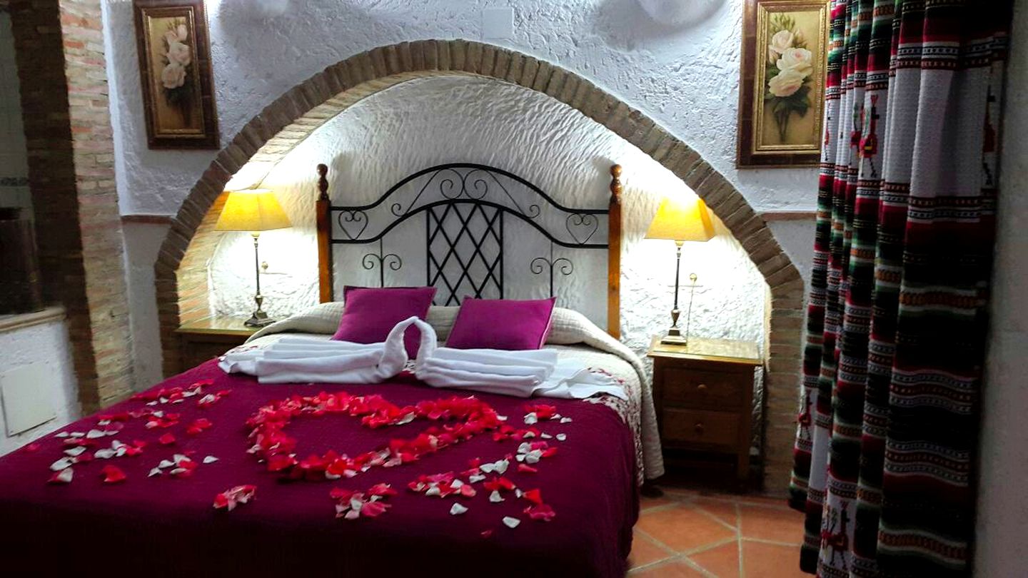 Romantic Cave Getaway with a Jacuzzi near Granada, Spain