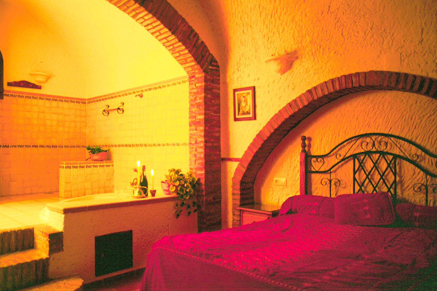 Romantic Cave Getaway with a Jacuzzi near Granada, Spain