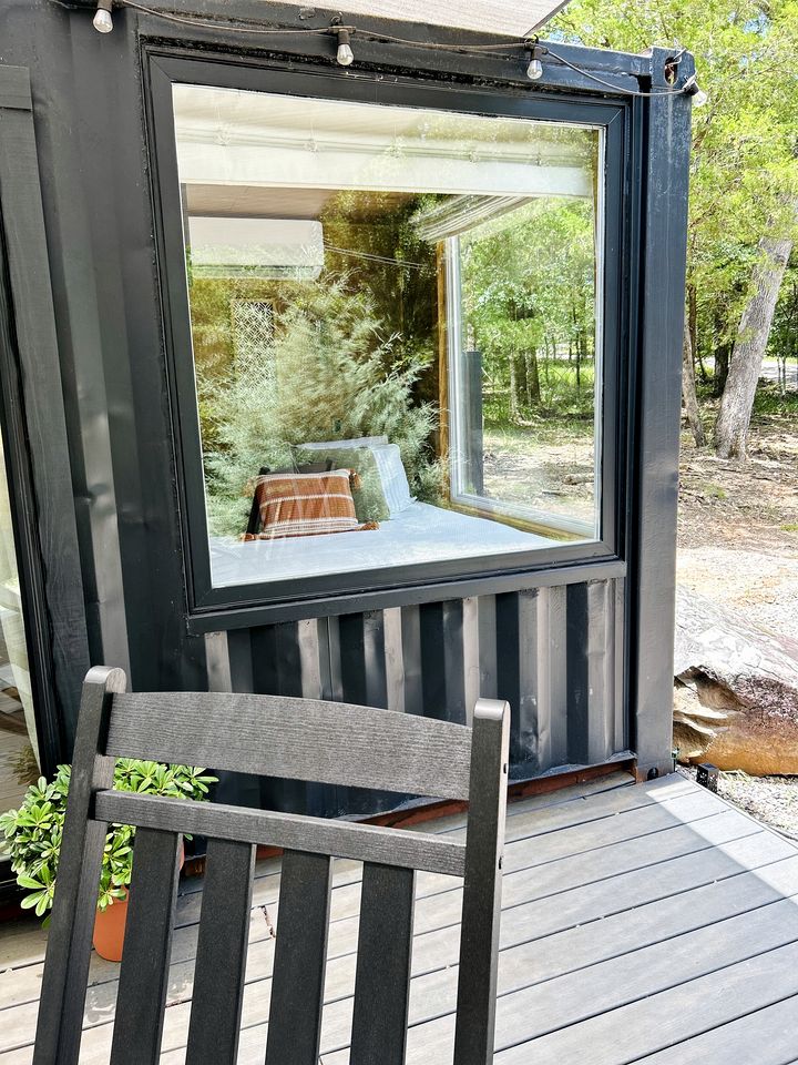 Romantic Container with Jacuzzi Great for a Couples Retreat in Texas