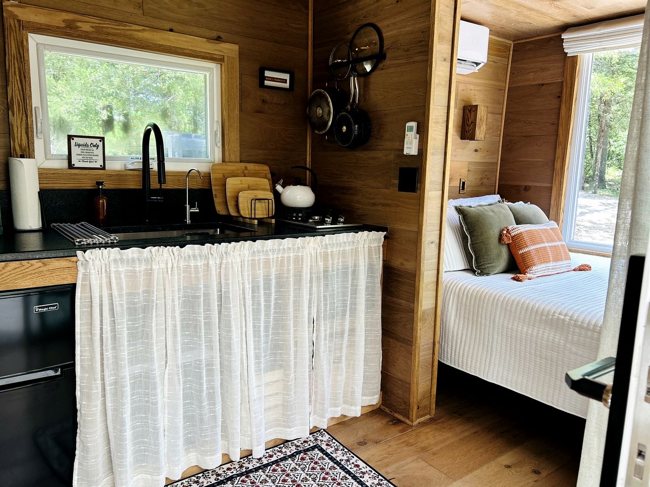 Romantic Container with Jacuzzi Great for a Couples Retreat in Texas