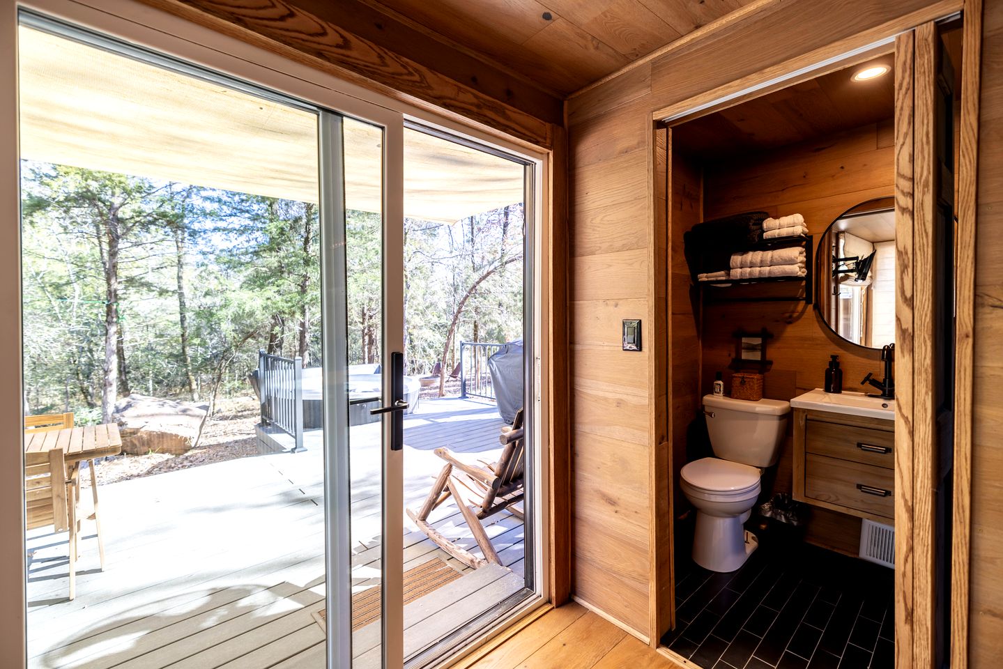 Romantic Container with Jacuzzi Great for a Couples Retreat in Texas